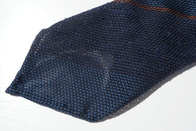 ATTO VANNUCCI【アットヴァンヌッチ】MODEL 7 SETTEPIEGHE7/COL 30270/NAVY×BLUE×赤銅色STRIPE柄セッテピエゲSILK瓶風タイ 大剣幅9.0糎(専用入れもの付き添い人)