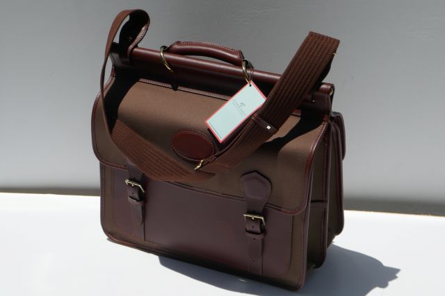 ALEXSANDRE MAREUIL【アレキサンドル マレイユ】 MODEL SAINT-HUBERT./COL TRAVEL SAVAGE/DARK BROWN×DARK OLIVEダブルフェイスボンディングコットン×DARK BROWNなめし革両側面蓋下げ翼ショルダーバッグSHOULDER SATCHEL（同盟罷工一回り取りはずし可）大きさ39.5×36.5×21