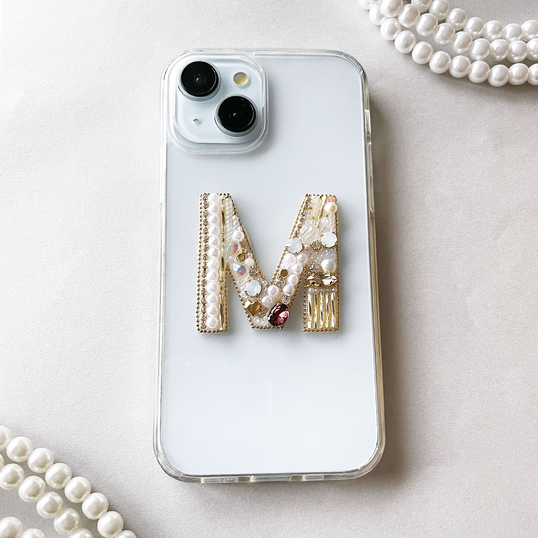 iPhone17 17pro iPhone16 16pro iPhone15 iPhone14 13 12 ケース かわいい キラキラ イニシャル スマホケース ビーズ刺繍風 デコ docomo ストーン 耐衝撃 レディース パール ラインストーン 立体bijou
