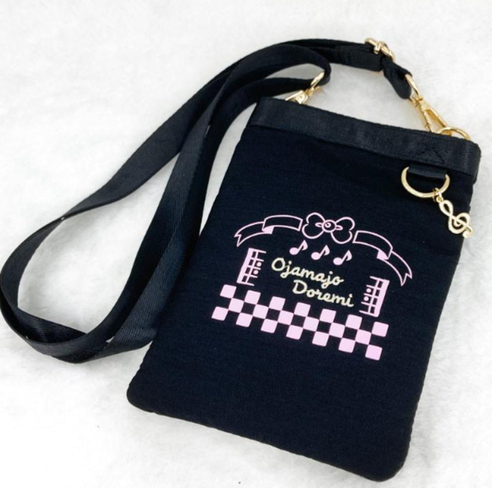 【送料無料】　おジャ魔女どれみ　ショルダーバッグブラック　黒　どれみ　アニメ　映画　かばん　カバン　バッグ　斜め掛け　収納　お出かけ　アウトドア　子供　キッズ　雑貨　グッズ　かわいい画像