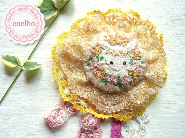 《メール便OK》【coelho　43】白うさぎと花冠・ベージュ/オリジナルの手刺繍　ロゼッタ（ロゼット）風ブローチ【RCP】【ハンドメイド 日本製】