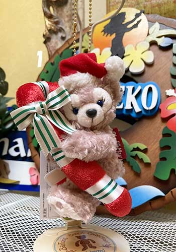 【即納】【新品】【お顔選びできます】東京ディズニーシー2021年11月発売ダッフィーのクリスマス2021「シェリーメイぬいぐるみバッジ」