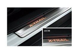 ニッサン エクストレイル【T32 NT32 HT32 HNT32】　キッキングプレート(ＬＥＤ・橙色発光)[G6950-6FR0A/G6988-3DN0A]