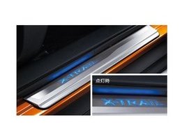 ニッサン エクストレイル【T32 NT32 HT32 HNT32】　キッキングプレート(ＬＥＤ・青色発光)[G6950-6FR0B/G6988-3DN0A]