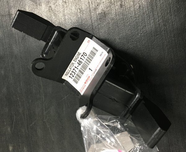 TOYOTA (トヨタ) 純正部品 エンジンマウンティング インシュレータ RR NO.1 チェイサー,マークツー 品番12371-46170 新品番：12371-46150