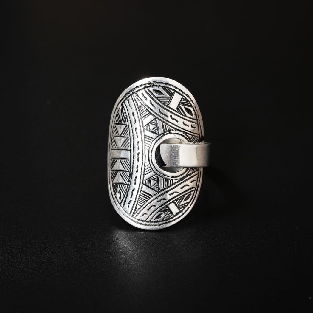 TOUAREG SILVER JEWELRY トゥアレグ しろがね色 宝飾品 しろがね色輪っか OVAL しろがね色