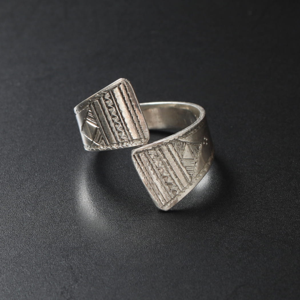 TOUAREG SILVER JEWELRY トゥアレグ しろがね色 宝飾品 しろがね色輪っか 捻じれ しろがね色