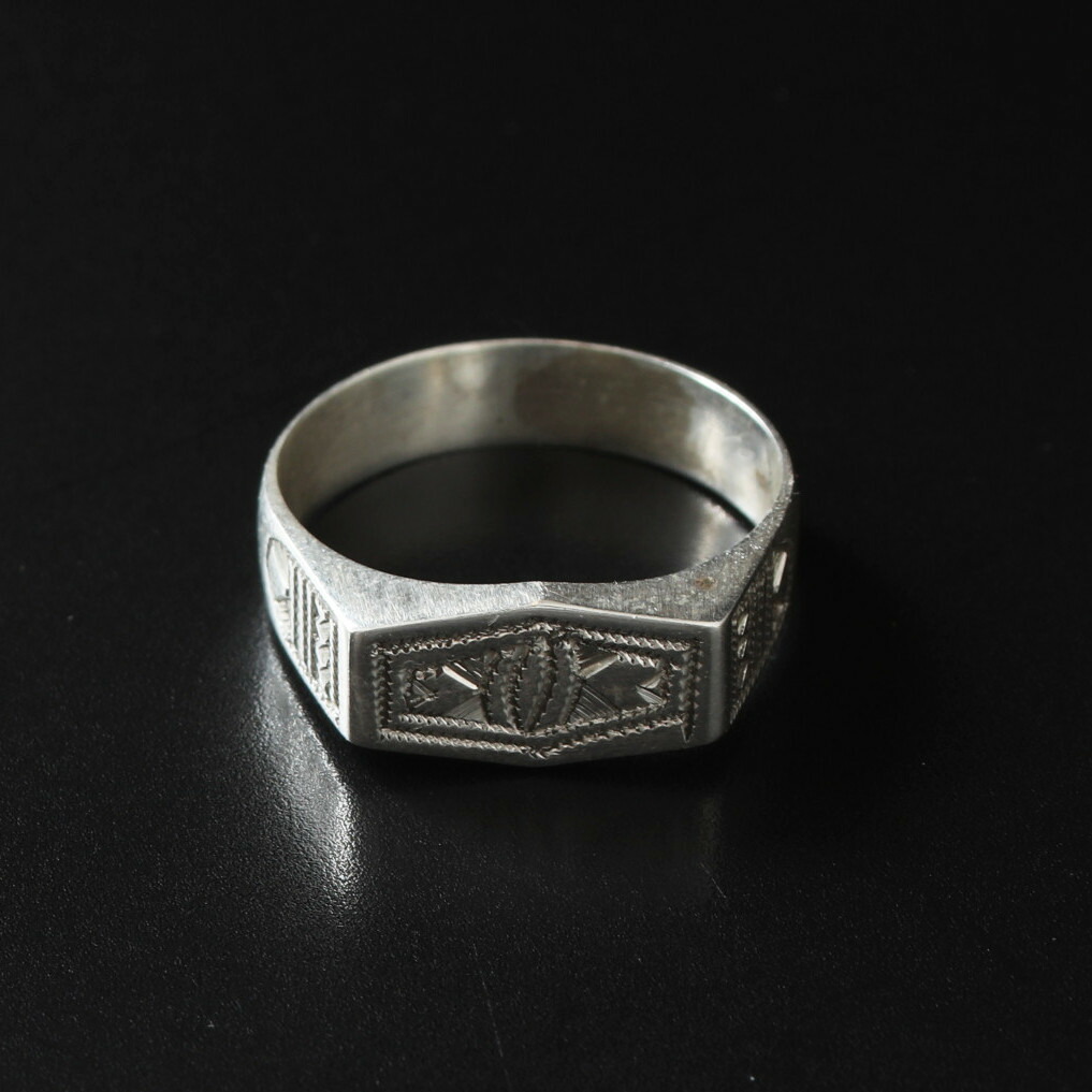 TOUAREG SILVER JEWELRY トゥアレグ しろがね色 宝飾品 レクタングル1 しろがね色輪っか  しろがね色