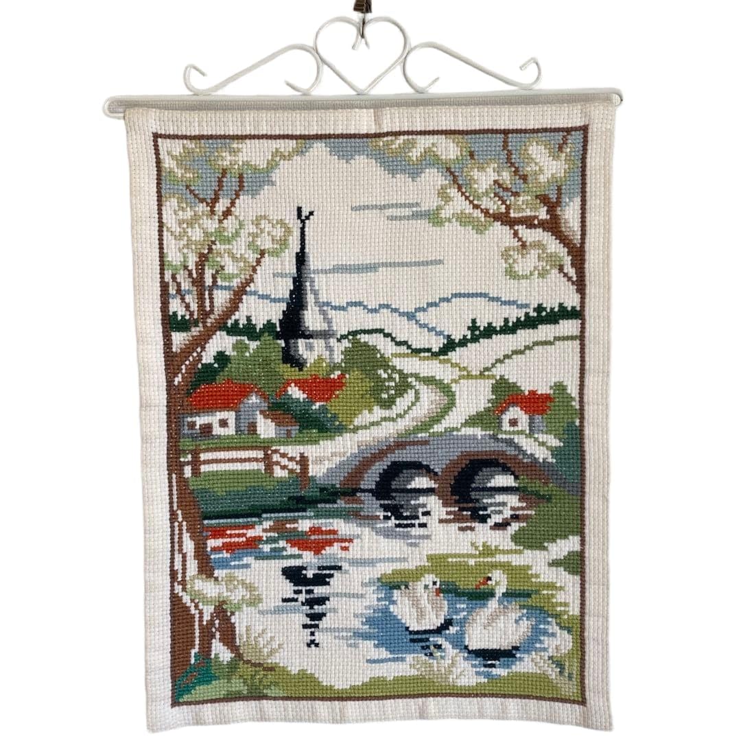 北欧ヴィンテージ 刺繍タペストリー スウェーデン製 壁掛け 手仕事 白鳥 夏風景｜アピネス