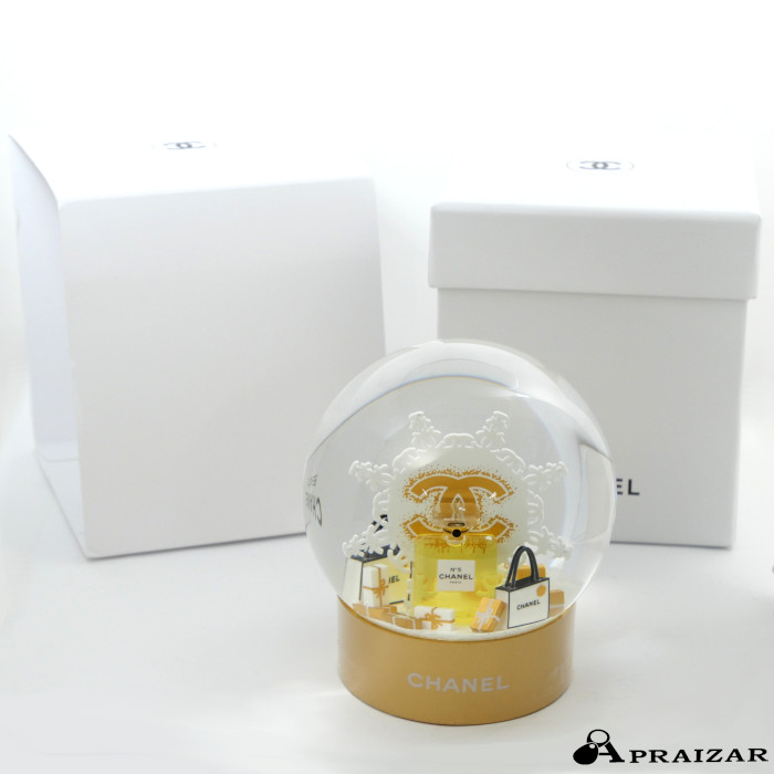 CHANEL - CHANEL　シャネル　スノードーム　2024 海外限定　ノベルティ　非売品 シャネル スノー ドーム 偽物 2024 ノベルティ ゴールド/レッド