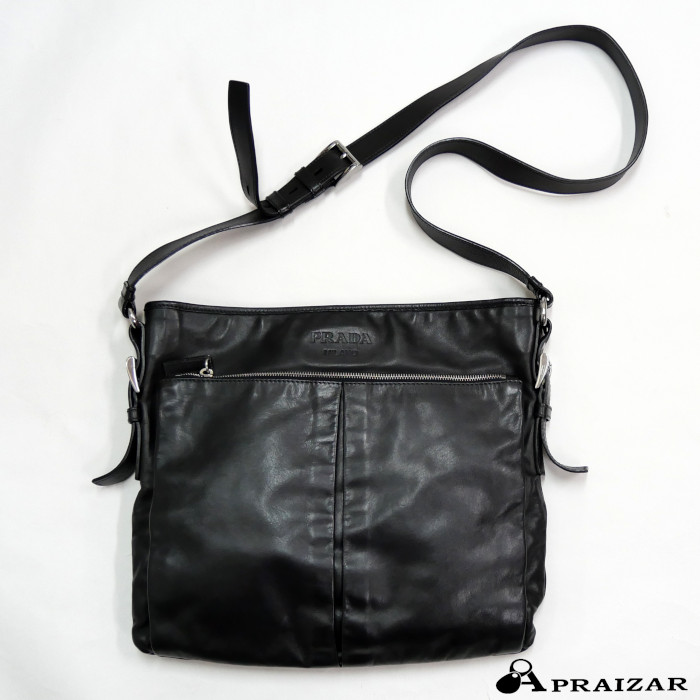 PRADA プラダ なめし革 ショルダーバッグ 黒いこと 黒 型押しロゴタイプ 分かりやすい メンズ ユニ一発やる 男女兼用 曲がった掛け   [中古]