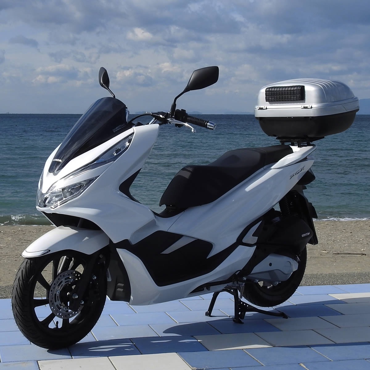 楽天市場 Pcx専用 ボックス キャリア セット シルバー 容量43l リアボックス リアキャリア ボックス バイクボックス テールボックス トップ ボックス トップケース リアケース パニアケース Bike Box Honda Pcx Pcx125 Pcx150 Pcx160 Pcxag 63 Aps Ipp