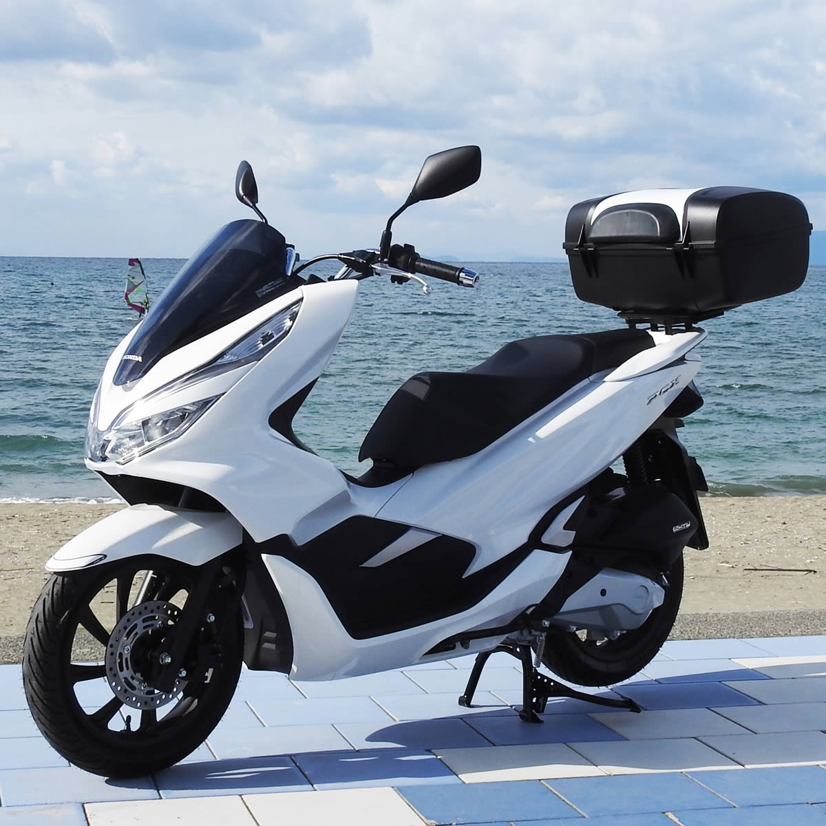 楽天市場 Pcx専用 ボックス キャリア セット ホワイト 容量47l リアボックス リアキャリア ボックス バイクボックス テールボックス トップ ボックス トップケース リアケース パニアケース Bike Box Honda Pcx Pcx125 Pcx150 Pcx160 Pcxag 86 Aps Ipp