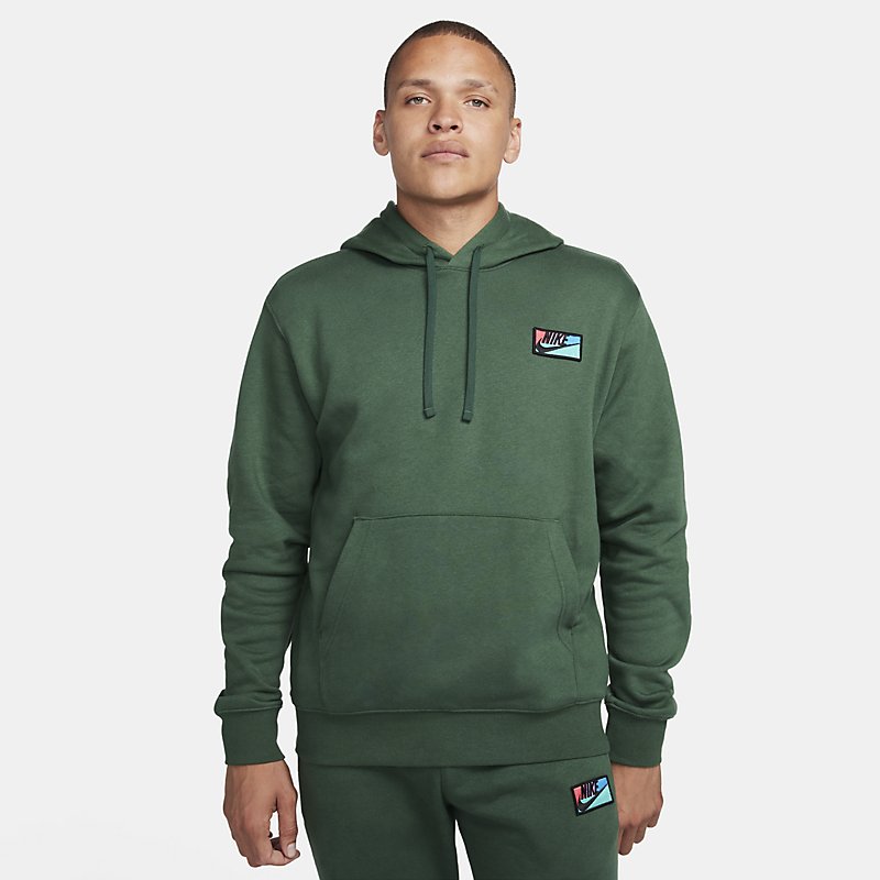 送料無料 ナイキ パーカー スウェット 長袖 メンズ NIKE クラブ+ BB パッチ G プルオーバー L/S フーディ パーカ スポーツウェア ウエア トレーニング カジュアル 男性用 グリーン系 緑 みどり スエット スウェットシャツ 秋冬 ブランド アパレル/FB8440-323