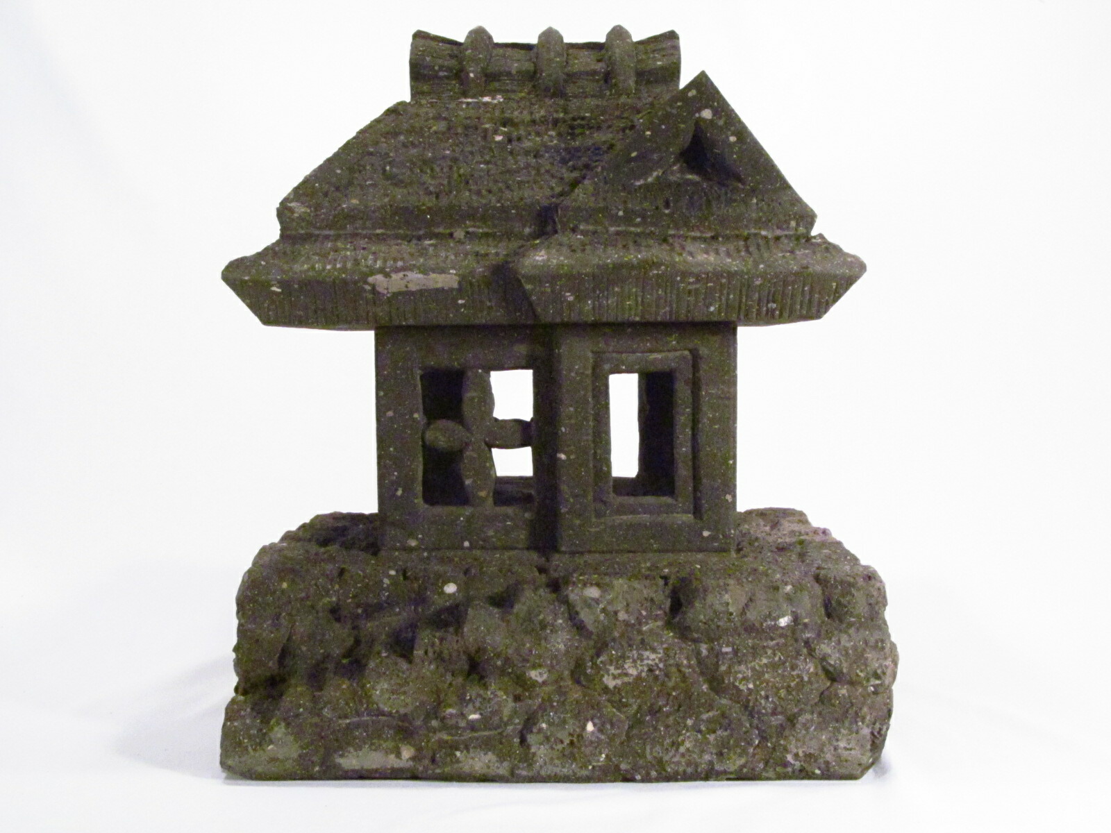 【茅葺屋根の家（入母屋造り）】