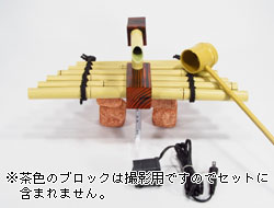 【筧と杓書き割り（筧が真っただ中）】