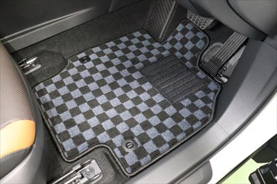 クラウンクロスオーバー専用　フロアマットセット １台分【フチ色レッド】