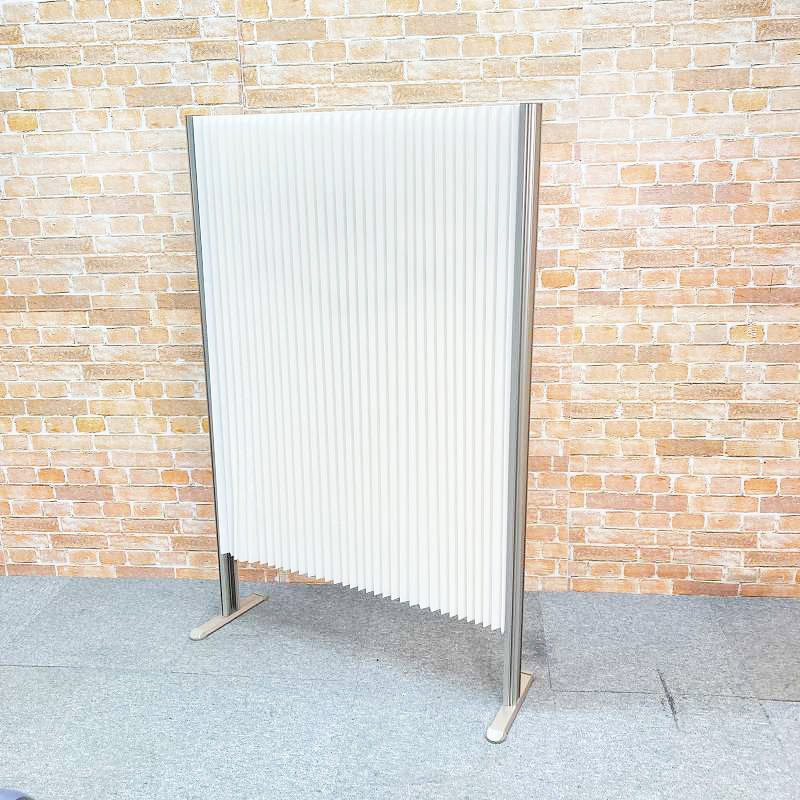 【中古品】【美品】 アコーディオンパーテーション (幅94cm×奥ぶかさ6ｃｍ×高さ142糎) 中仕切り 映写幕 衝立 伸縮 枠軽銀 ホスピタル 話し合い室 81D