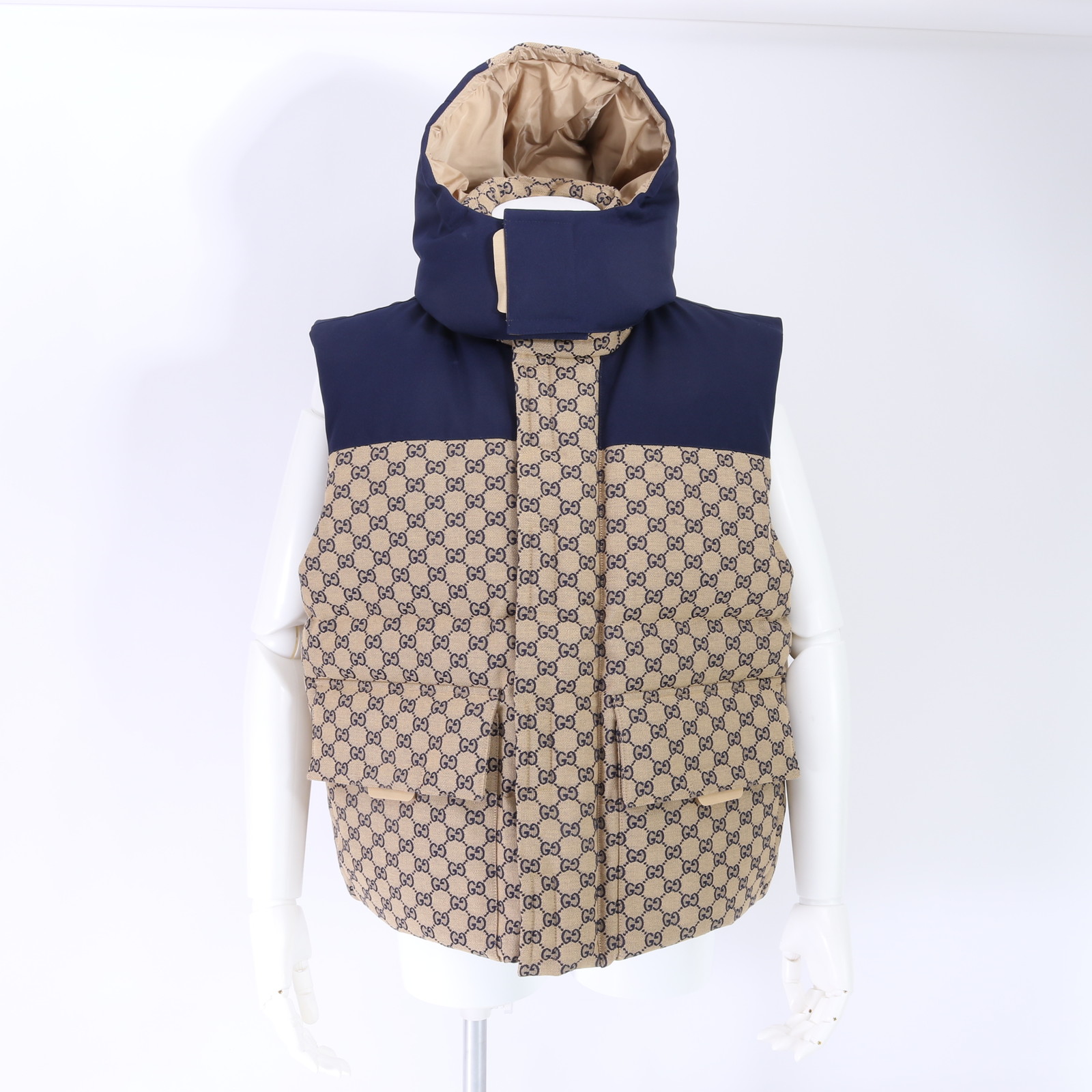 グッチ GUCCI☆ワッペンロゴ入りダウンベスト 裏地GG柄 総柄 美品 グッチ GUCCI☆ワッペンロゴ入りダウンベスト 裏地GG柄 総柄 美