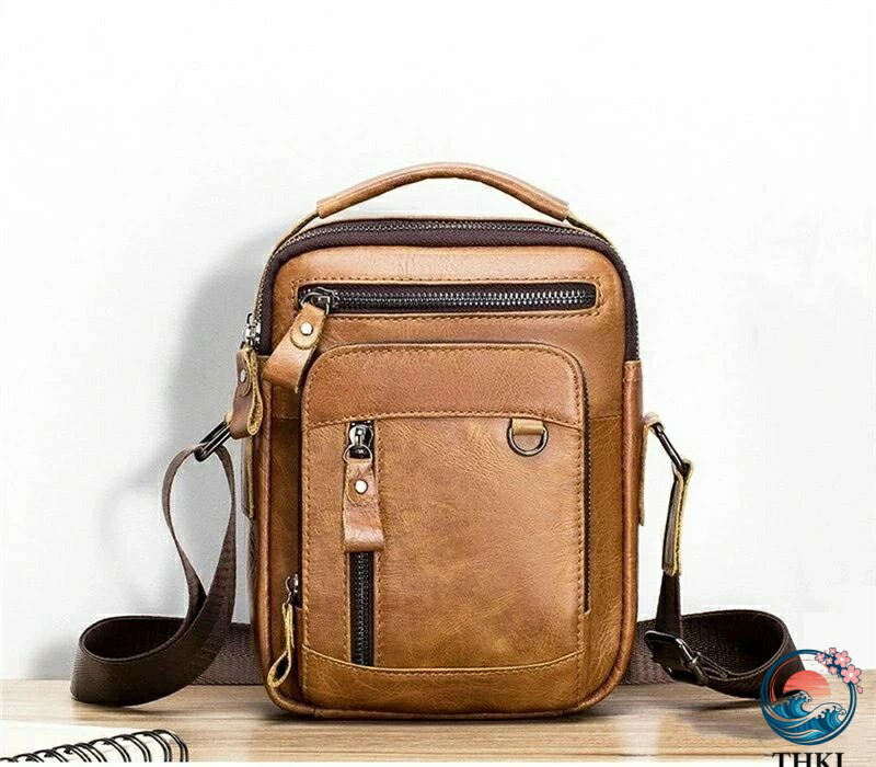 【全品2点で5%OFF】本革　ショルダーバッグ　 メンズ　 ミニショルダー　 縦型　メッセンジャーバッグ　斜め掛けバッグ　牛革　小さめ　iPad mini 収納可能　 レザー