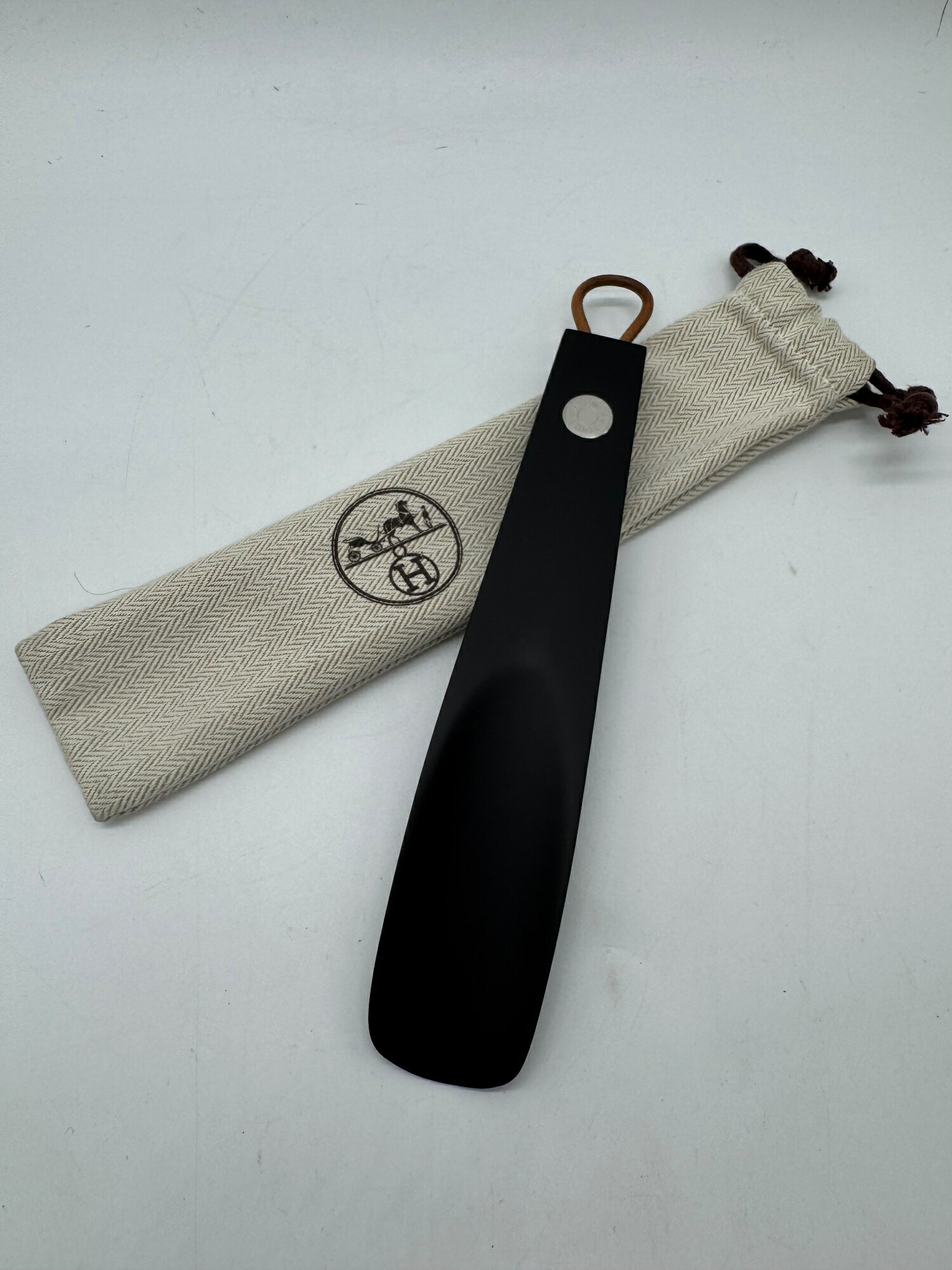 【美品】Herm・・s エルメス セリエ シュー唐人笛 ショス 靴ベラ 持ちはこび用 持ちはこび 飛び切り 黒いこと A序列付ける 保護すること袋付き添い人  中古 P3175