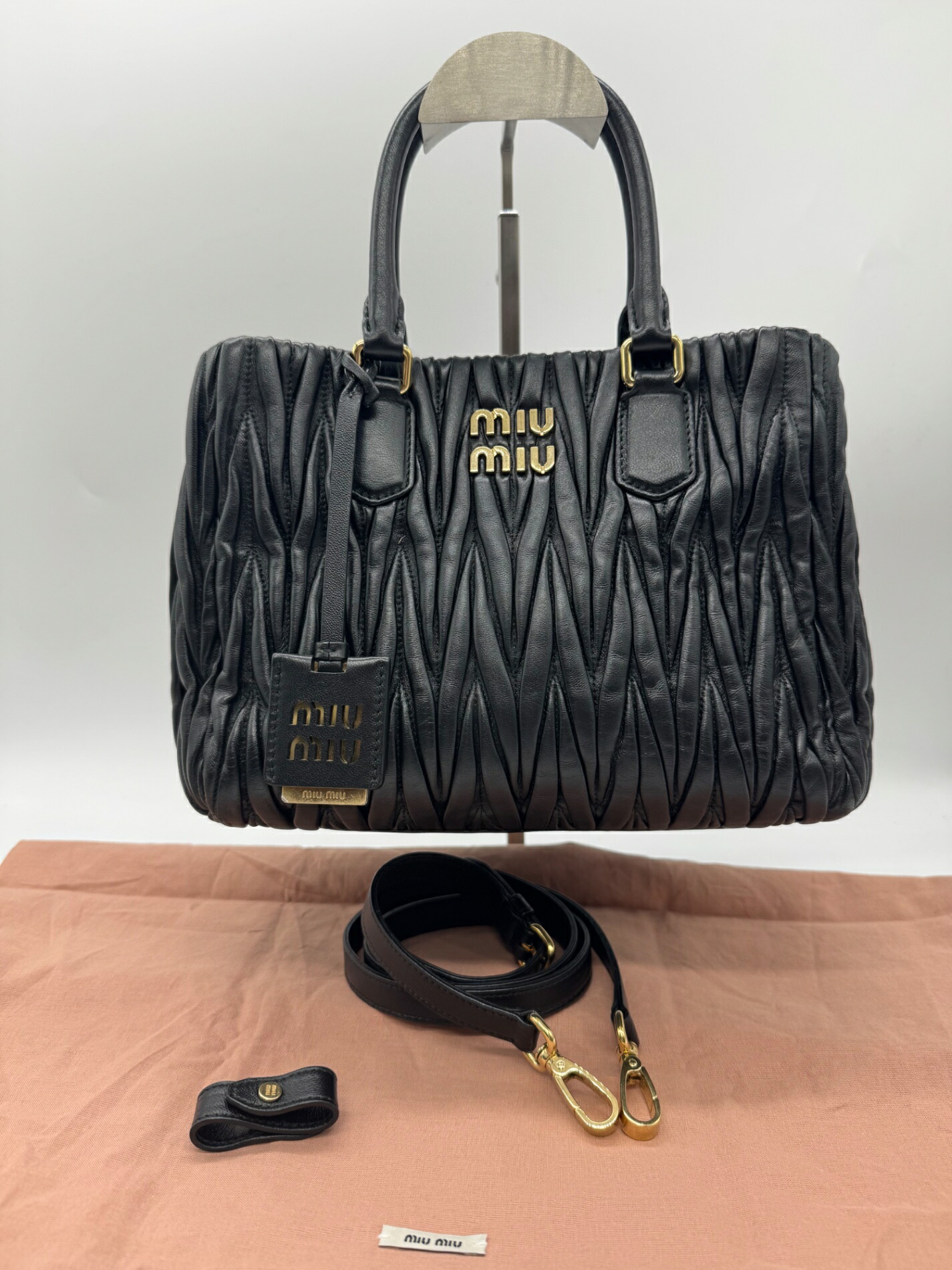 【美品】 MIUMIU ミュウミュウ マテラッセ スモール 2WAY ハンドバック 曲がった掛け 差し交わす上半身 5BA258 黒いこと 黒 羊革 なめし革 同盟罷工さあ美 保護すること袋 A価値づける レディース 中古 P3266