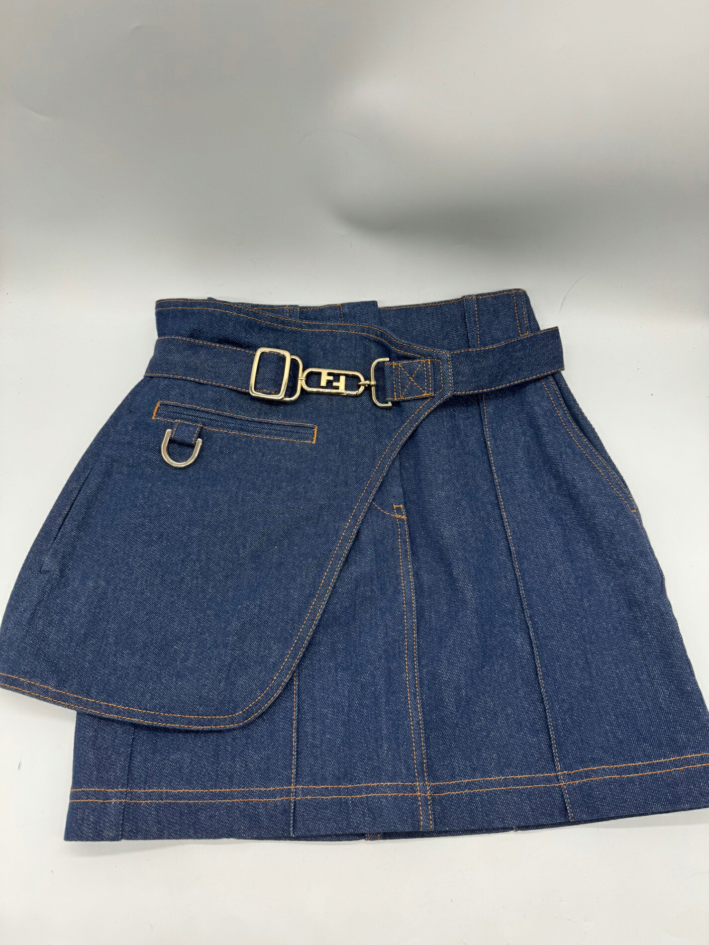 【超美品】 FENDI フェンディ レイヤード デニム スカート ボトムス ミニスカート 膝上 タイト 台形 アパレル 服 希少 レア 人気 ブランド カジュアル インディゴブルー 青 ネイビー ブルー レディース 中古 イタリア製 fendi P3428｜arco iris 店