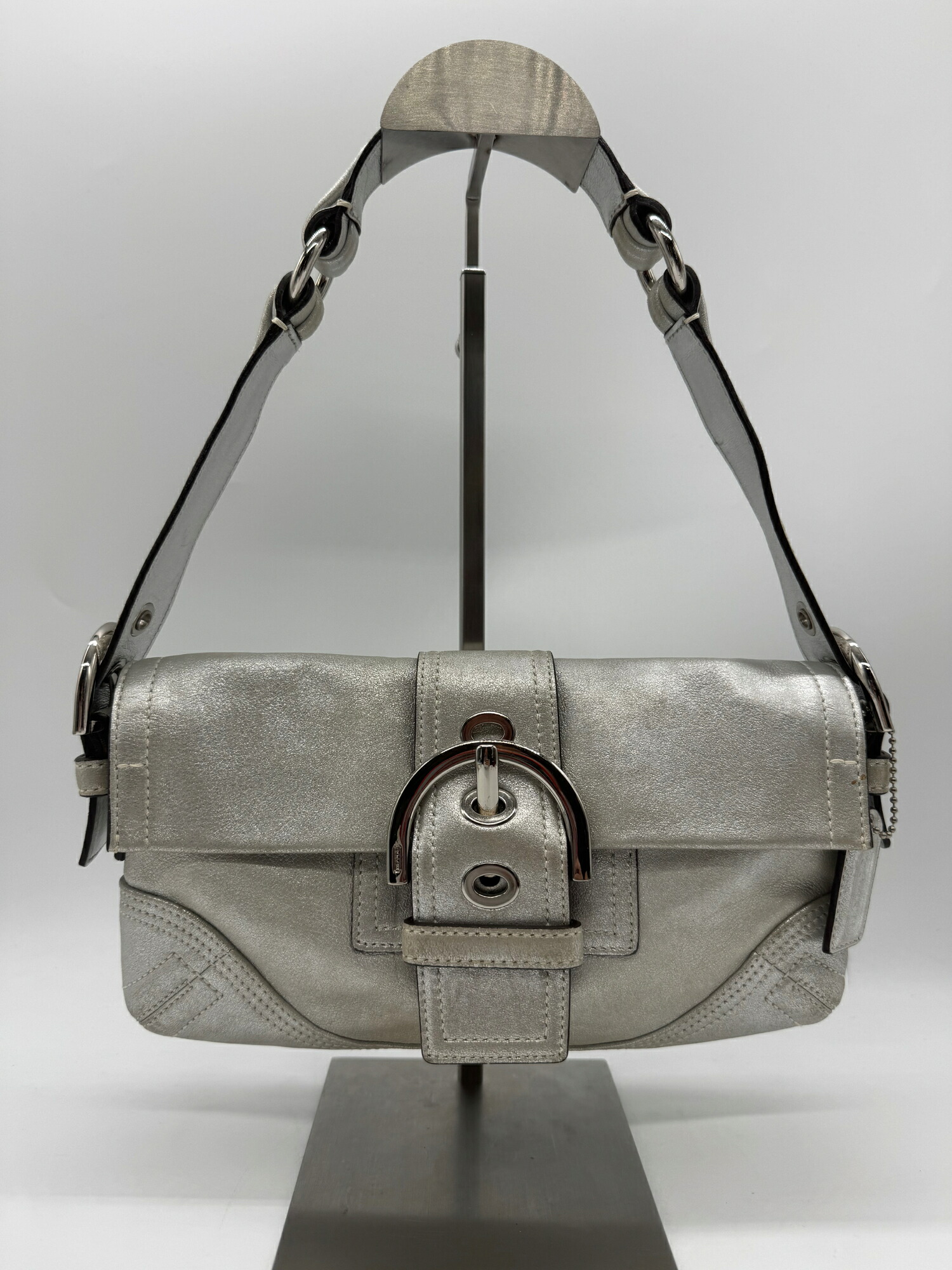 【良品】 COACH コーチ ベルト金具 ショルダーバッグ 8B21 斜め掛け 肩掛け ポシェット クロスボディ かばん 鞄 カバン ミニバッグ コンパクト バック ワンショルダー カジュアル シルバー 銀色 レディース 中古 coach P3487｜arco iris 店