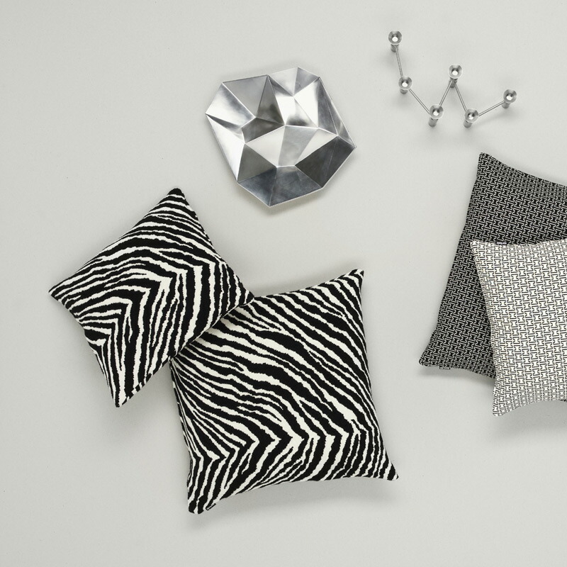 Artek アルテック 座布団包隠 40x40cm 小ぶり ゼブラ Bk Wh 内装 マテリアル 枕 ピロー入れもの 北欧雑貨 間建築 おつな北欧立案雑貨 贈進 付け届け でっかいフィーリング Restaurant Valentino De