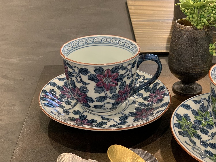 【波佐見焼 洸琳窯 錦鉄仙花(マロン) コーヒーC/S】有田焼 波佐見焼 磁器 コーヒーカップ ピンク 手書き 珈琲碗 紅茶碗 おしゃれ  和食器 ギフト 引き出物 内祝い プレゼント 有田焼のデパート丸兄商社