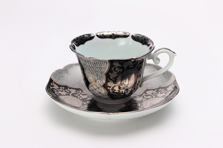徳幸窯 黒地銀彩菊華紋紅茶碗 有田焼 磁器 コーヒーカップ ティーカップ 黒 銀 珈琲碗 紅茶碗 おしゃれ 和食器 ギフト 引き出物 内祝い プレゼント 有田焼のデパート丸兄商社 徳幸窯 コーヒー カップ ソーサー 千円以下で質の高い料理を出す ビブグル Diasaonline Com