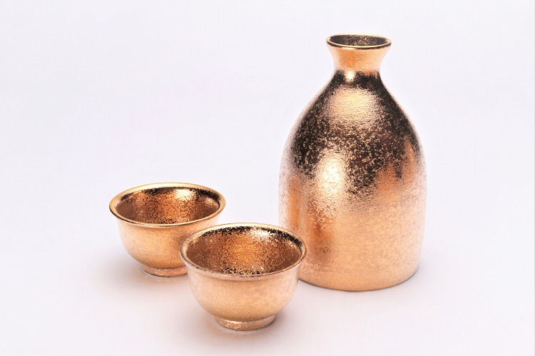 Goldシリーズ 2合徳利 反ぐい呑み 化粧箱入り 有田焼 磁器 盃 酒器セット 金 お正月 父の日 お酒 冷酒 晩酌 おしゃれ 和食器 ギフト 引き出物 内祝い プレゼント 有田焼のデパート丸兄商社 オリジナル 二合徳利1 反ぐい呑2 Bnbadministraties Nl