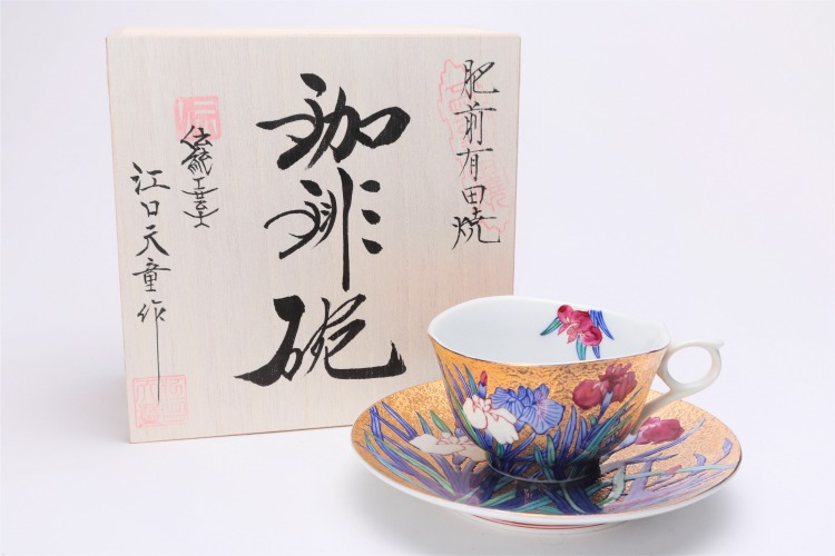 【有田焼 金龍窯 金彩花ショウブ 珈琲碗(木箱付)】有田焼 瀬戸もの 珈琲優勝杯 紅茶優勝杯 16糎皿 金 コーヒー碗 紅茶碗 御菓子皿 今めかしい 和食器 差し上げ物 差し上げ物 内祝い 差し上げ物