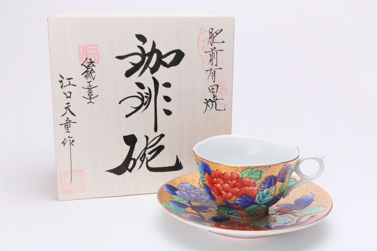 【有田焼 金龍窯 金彩名取り草 珈琲碗(木箱付)】有田焼 瀬戸もの 珈琲優勝杯 紅茶優勝杯 16糎皿 金 コーヒー碗 紅茶碗 御菓子皿 今めかしい 和食器 差し上げ物 差し上げ物 内祝い 差し上げ物