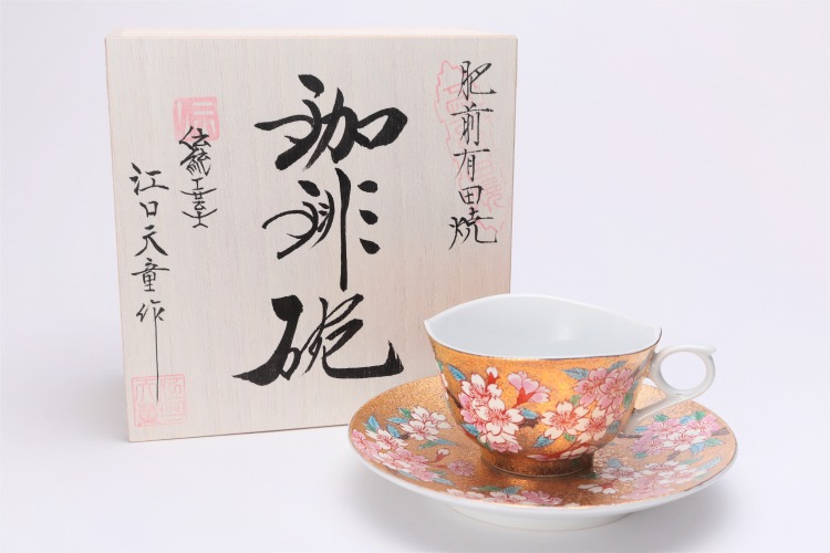 楽天市場】【有田焼 金龍窯 金彩桜 コーヒー碗(木箱付)】有田焼 磁器 コーヒーカップ ティーカップ 16cm皿 金 珈琲碗 紅茶碗 菓子皿 おしゃれ  和食器 ギフト 引き出物 内祝い プレゼント : 有田焼のデパート丸兄商社