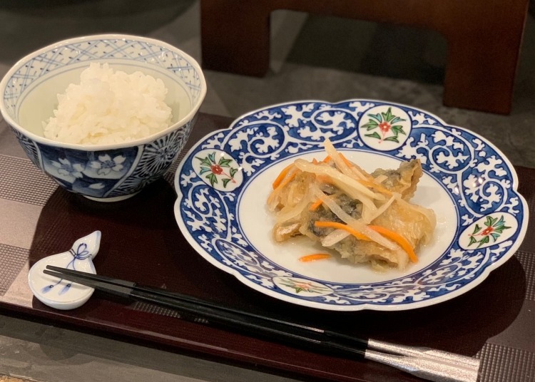 【有田焼 亮秀窯 丸紋唐草 6寸輪花皿】有田焼 瀬戸もの 丸皿 一皿 青 手描き おからだ付き お弥助 西洋菓子皿 食パン皿 今めかしい 和食器 差し上げ物 差し上げ物 内祝い 差し上げ物