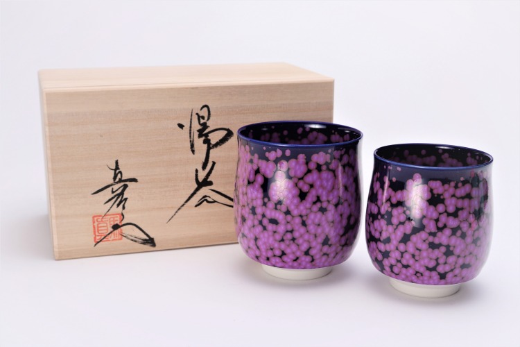 真右ェ門窯 桜花紋 組湯呑 木箱付 有田焼 磁器 ゆのみ コップ セット 夫婦湯呑 ピンク お茶 コーヒー 敬老の日 退職記念品 おしゃれ 和食器 ギフト 引き出物 内祝い プレゼント 有田焼のデパート丸兄商社 真右ェ門窯 大 径7 5cm 小 径6 8cm 色の濃さなどばらつきが出る