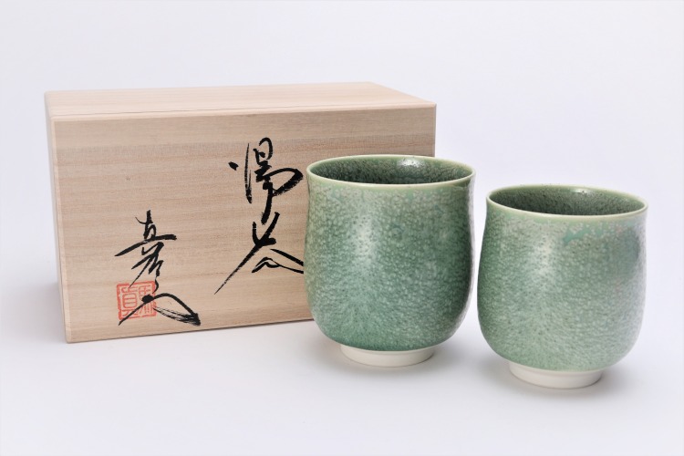【有田焼 真右ェ門窯 鶯玉 組湯呑(木箱付)】有田焼 瀬戸もの ゆのみ 水呑み 書き割り 夫婦関係湯呑 緑 若草色 茶の葉 珈琲 敬老の日 退位祝する品 今めかしい 和食器 差し上げ物 差し上げ物 内祝い 差し上げ物