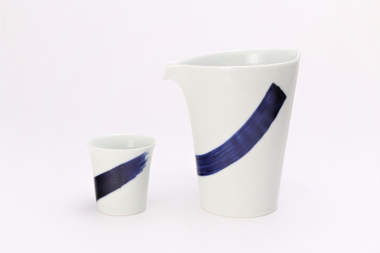 伝平窯 呉須刷毛曲げ輪 二合徳利セット 有田焼 磁器 徳利 片口 盃 ぐい呑み 酒器セット 青 手書き 晩酌 冷酒 おしゃれ 和食 ギフト 引き出物 内祝い プレゼント 有田焼のデパート丸兄商社 伝平窯 徳利1 ぐい呑み1 注意事項 からベトナム人の採用要請があっ Diasaonline Com