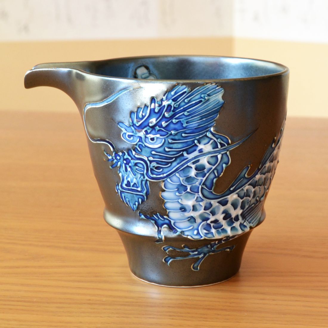 お祝い 陶器 プレゼント 酒器 退職 徳利 共用ギフト 女性 酒器セット とっくり 退職祝い セット お礼 男性 有田焼 おちょこ 陶器 日本酒用 おしゃれ 有田焼 徳利１個 ぐい呑み２個セット 龍 ドラゴン 皇帝龍 感謝を込めた木箱入りギフト 有田焼やきもの市場 店