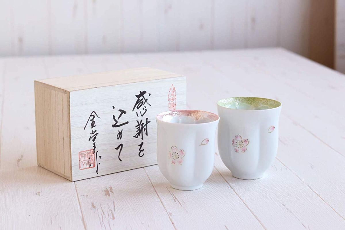 父の日と母の日 プレゼント 夫婦湯呑み ペアー 感謝を込めたギフト 桜がうかぶ桜湯飲み 舞さくら 有田焼 感謝の木箱入り Butlerchimneys Com