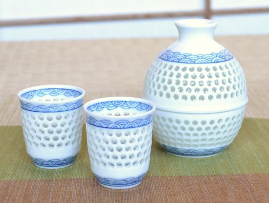 徳利 盃 おしゃれ セット セット ペア 木箱入り 酒器 ぐいのみ おちょこ 有田焼 波佐見焼 水晶彫青海波 半酒器セット 徳利1点 おちょこ2点 有田焼やきもの市場 店徳利 盃 ぐいのみ 酒器 日本酒の器 おしゃれ 有田焼 波佐見焼 冷酒 熱燗 贈り物としてギフトラッピングも