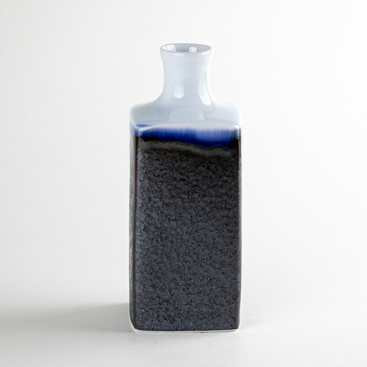 【お値下げ】角徳利 側面下に注ぎ口のあるどっしりと風格ある酒徳利 DC7875 – 古福庵