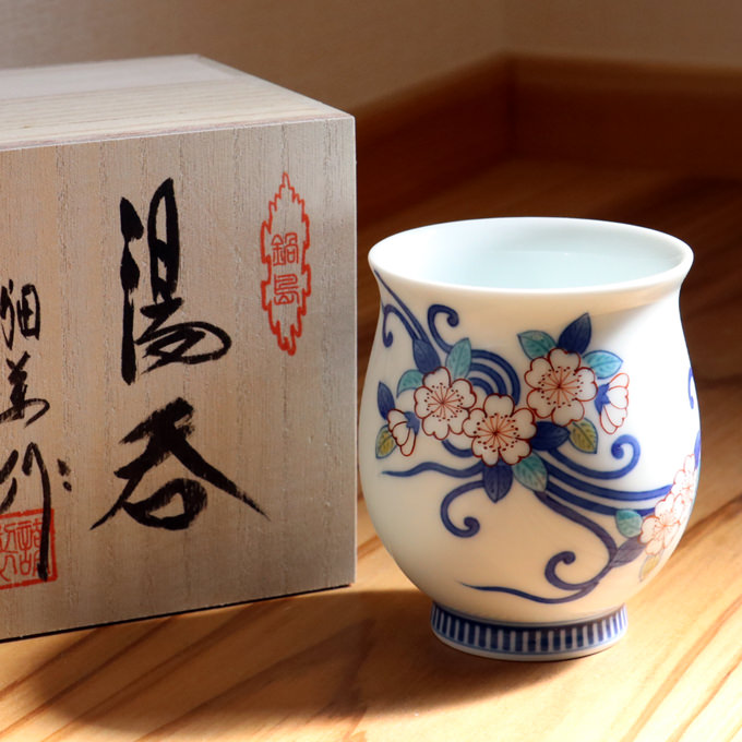 湯呑み 有田焼 日本製 おしゃれ 和食器 ギフト プレゼント 上品 茶器 湯のみ 和モダン 専用木箱付き 鍋島桜唐草紋|有田焼やきもの市場 店