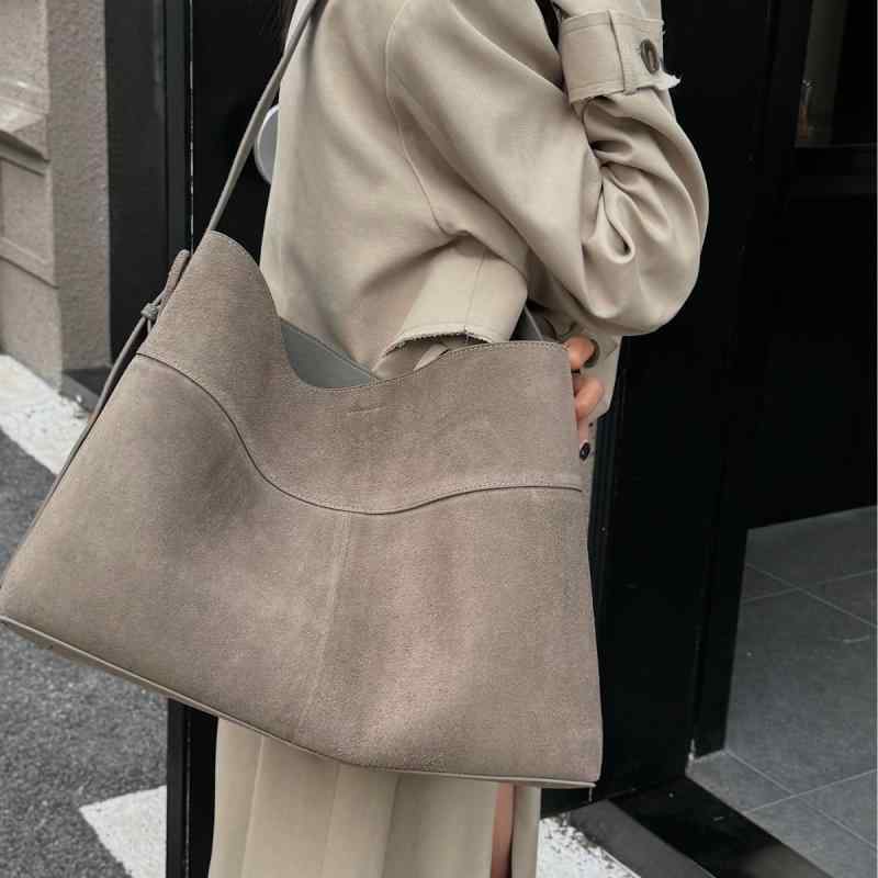 御徒面子 レディース 本革 牛皮 ヌバックレザー 通い 執務室 デイリー 大静電容量 肩かけ ショルダーバッグ トート 横型 真四角 赤銅色系 好いたらしいめ 磁石開閉 分け取り付き添い人 やわらか