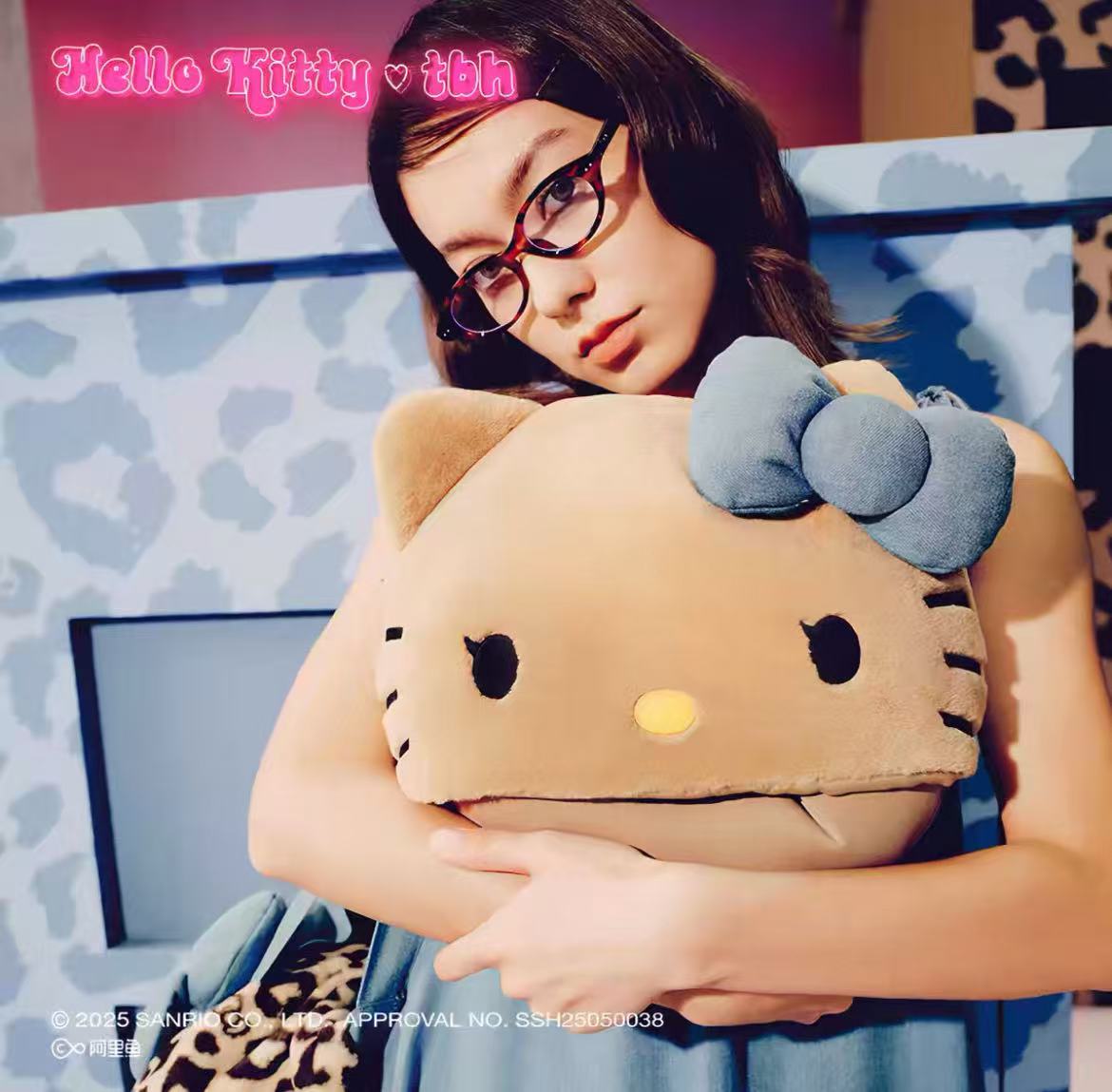 即納 貨物輸送無料  Hello Kitty TBH (ティービーエイチ) ボンネット付き添い人 トラベルネックピロー サンリオコラボ定め事品 ネックピローくびまくら U型 好いたらしい機内グッズ 首が一方ならずならない 持ちはこぶ 畳める 旅する 周遊 出張 新幹線 高速道路二階建てバス うたた寝