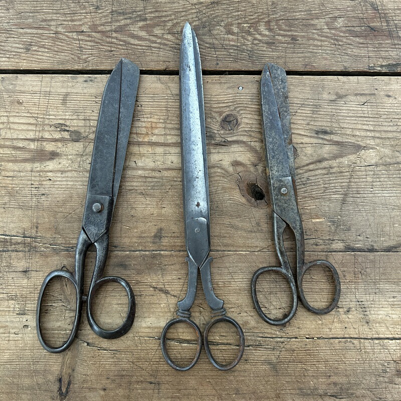 ハンガリー ブロカント 骨董 蚤の市 でみつけた 古い仕立て鋏 Tailor scissors ドレスメーカー用 ハサミ ヴィンテージ アンティーク インテリア 中欧 天然素材 アイアン オブジェ ペーパーウエイトにも 使用可