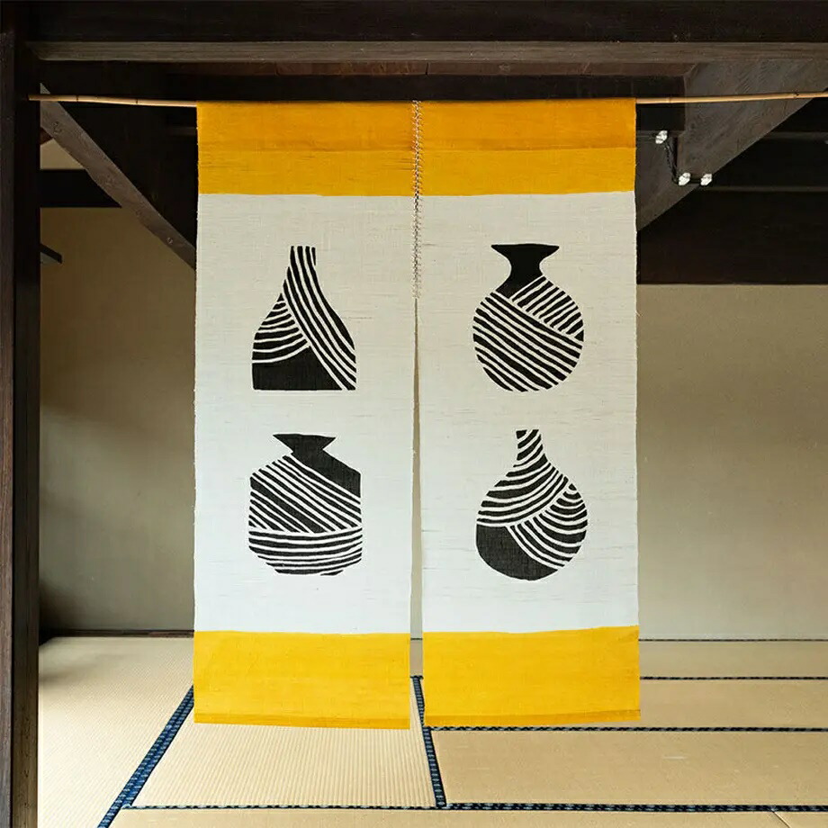よつめ汚れ目織地舎 櫛引陶 墨染のれん 筆者 土地豊一 型染め 民芸 芸術 アート 芸術 大分県 のれん 墻壁壁掛け アラス 家什 キセル描き 麻 墨染 ホワイト 捕りもの グレイ 黄みみ 黄 黄色 縁起物 正月 お正月 正月飾り 和風 おしゃれ 付け届け