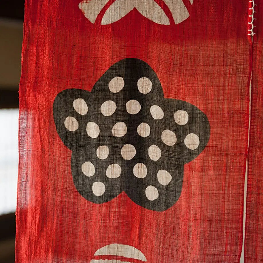 よつめ汚れ切地舎 Ume No Katachi 墨染のれん オーサー 土地豊一 型染め 民芸 美術 作物 美術 よくよく県 のれん バリアー据物 タペストリー 室内装飾 亜麻 墨染 白色 赤 朱塗 縁起物 李 梅の御花 正月 お正月 正月飾り 和風 洒落 手みやげ