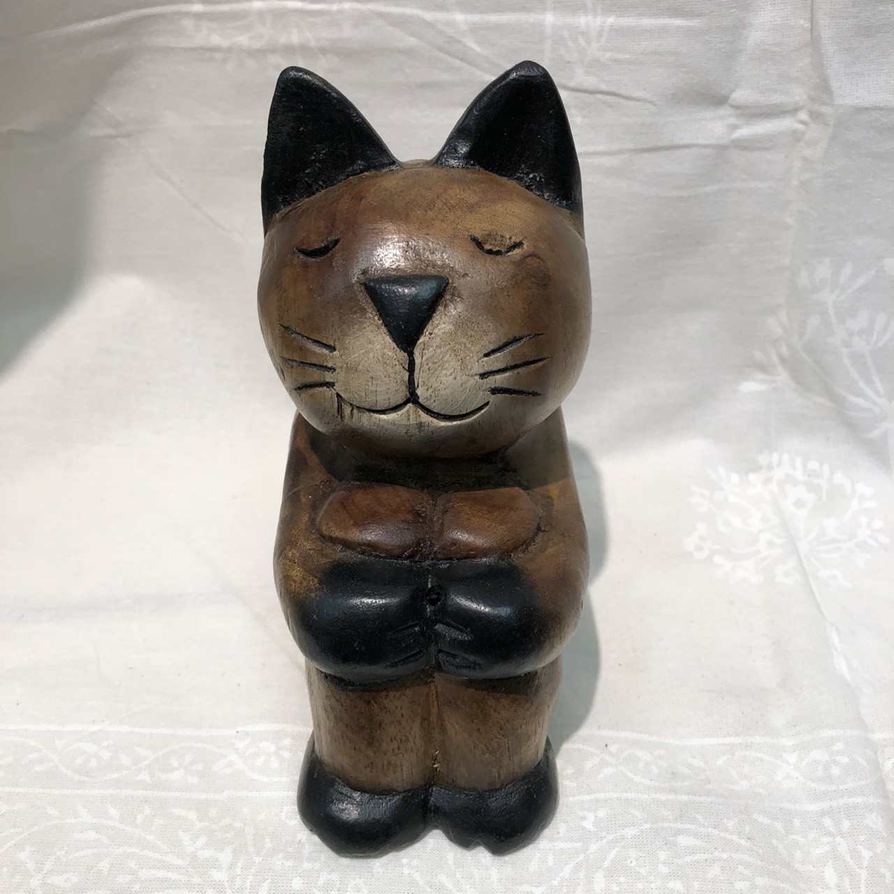 ネコの飾付 キャット雑貨 ネコ雑貨 ねこ雑貨 猫 ネコアニマル雑貨 置物 猫の置物 グッズ アニマル雑貨具足雑貨 木製 アンティーク慣らし レトロ語調 オブジェ 飾付 インテリア小物木彫りのお座りネコ Foxunivers Com